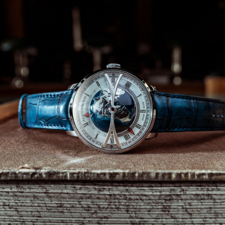 Brand New Luxury  Arnold & Son. Globetrotter DAY Manufaktur